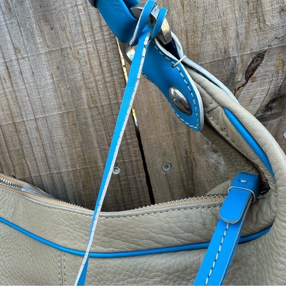 Tod's Blue and Tan Shoulder Bag with Slouchy Design - Picture 4 of 16